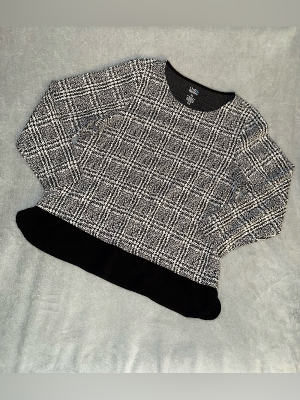 Croft & Barrow long sleeve black and white layered hem